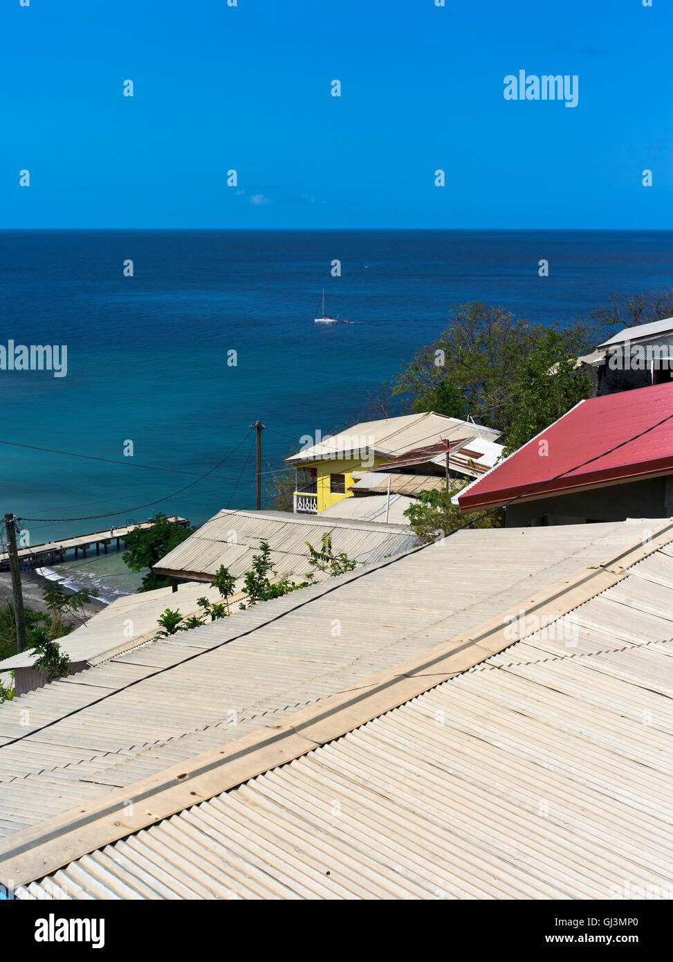 Dh Canarie ST LUCIA Caraibi Caraibi di ferro ondulato edifici tetto yacht sea Foto Stock