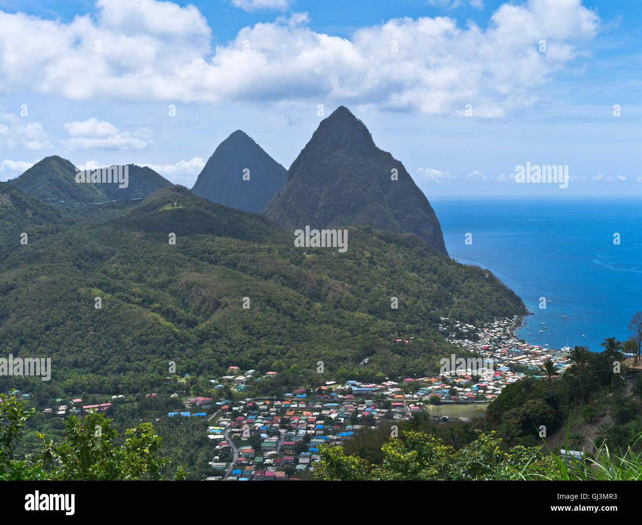 dh Piton Peaks ST LUCIA CARIBBEAN Vista delle vette gemelle Montagne Soufriere villaggio saint Lucias piazzole Foto Stock