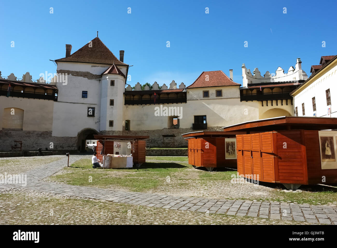 KEZMAROK, Slovacchia - Luglio 08, 2016: Il grande cortile e torri del vecchio castello di Kezmarok città, Alti Tatra, Slovacchia. Foto Stock