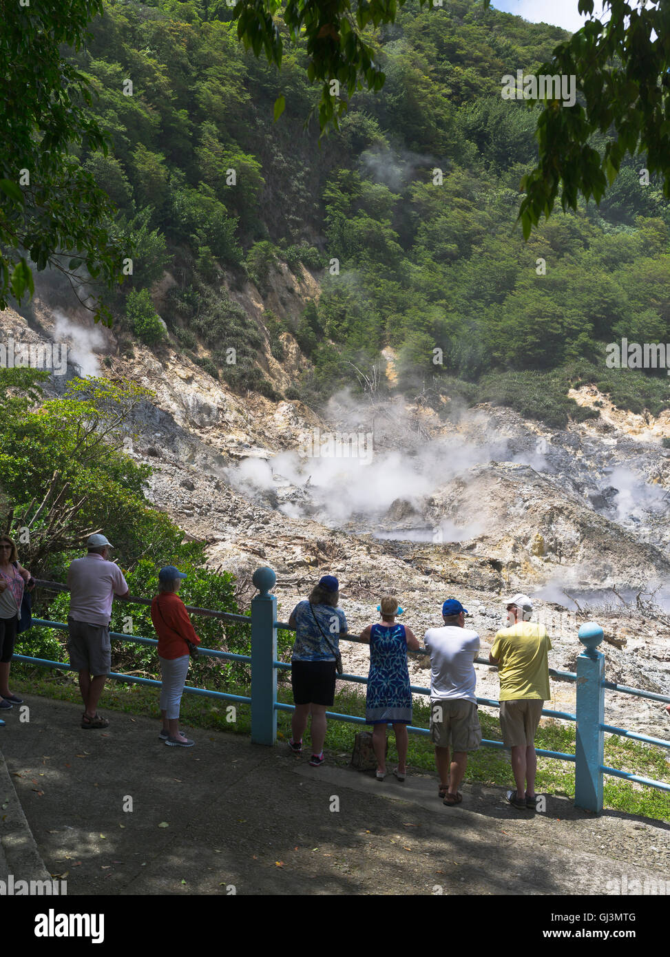 Dh molle di zolfo ST LUCIA CARAIBI turisti visualizzazione paesaggio vulcanico Foto Stock