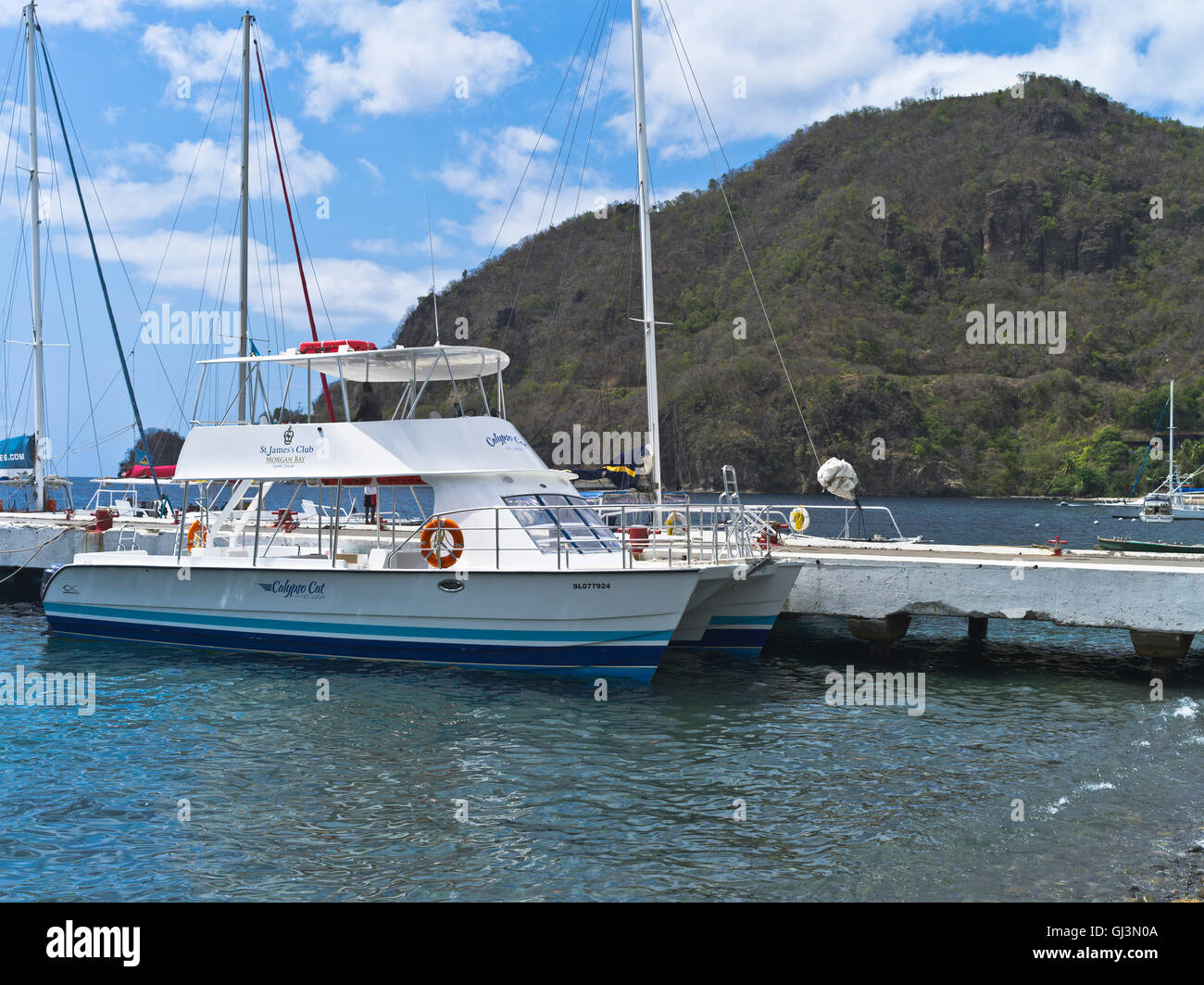 Dh Soufriere ST LUCIA CARAIBI Calypso Cat catarman turistico ormeggiato al molo ?St James Club Morgan Bay Foto Stock