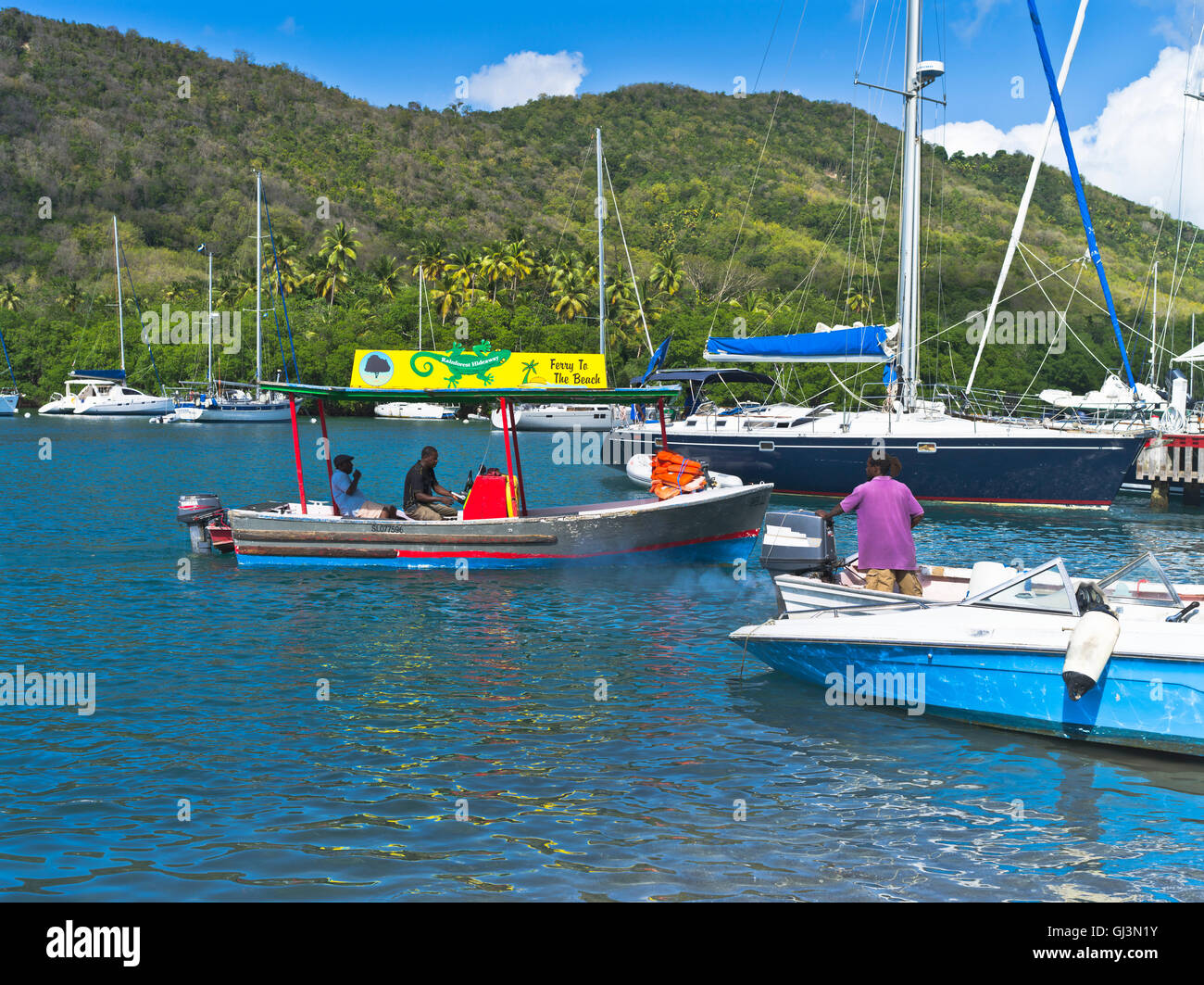 Dh Porto di Marigot Bay St Lucia Caraibi Caraibi acqua taxi traghetto per il Dottor Dolittle beach boat people holiday Foto Stock