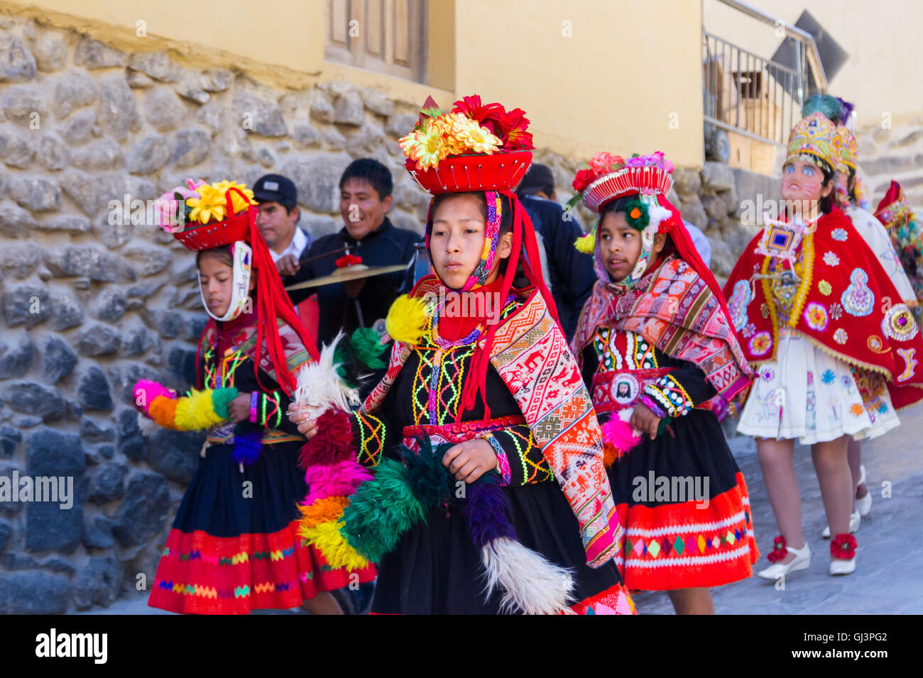 Ollantaytambo, Perù - 16 Maggio : celebrazione religiosa per Fiestas de Pentecostes con persone che indossano maschere e abiti colorati Foto Stock