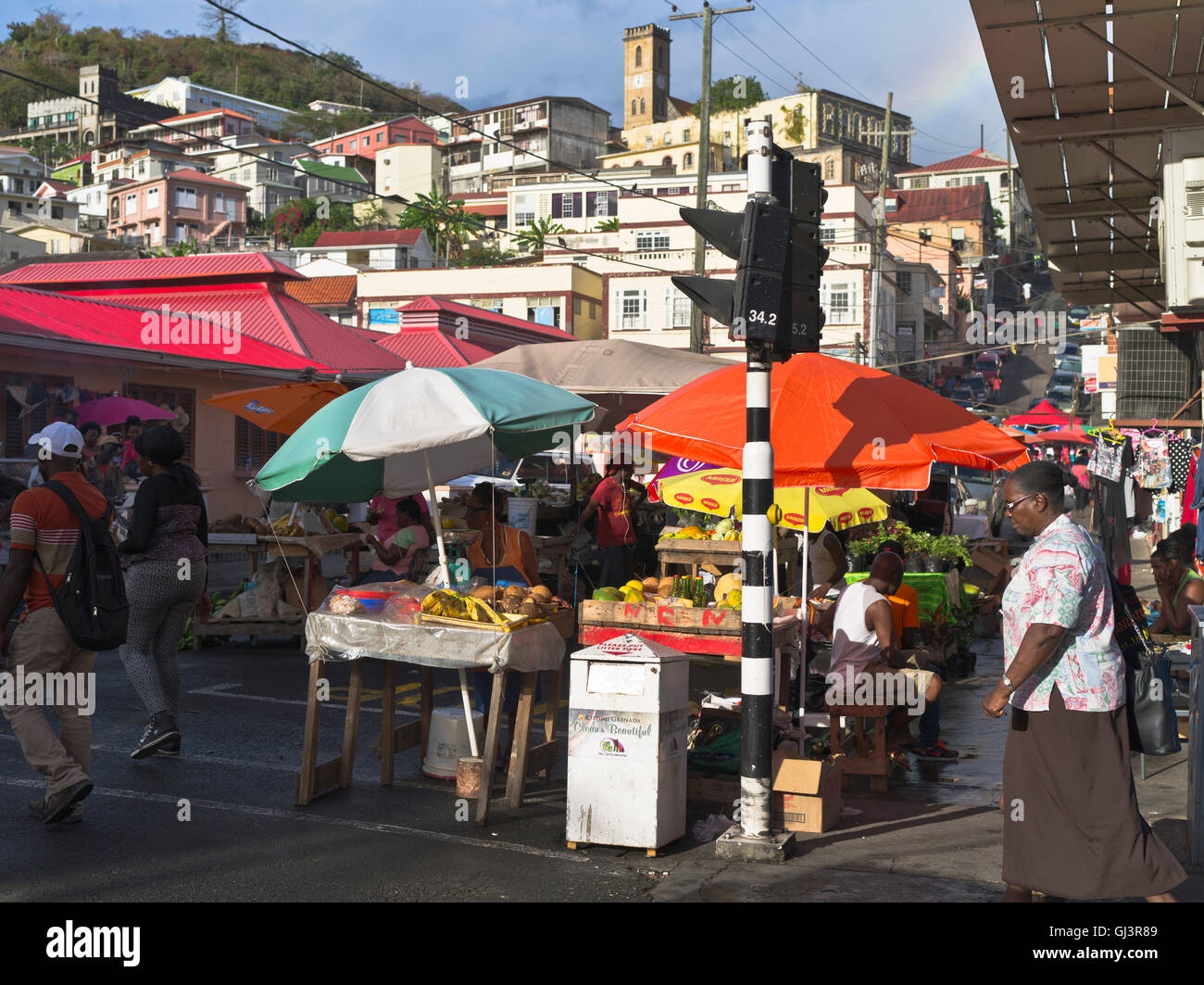 dh St George GRENADA CARIBBEAN Street scena mercato cittadino all'aperto persone locali Foto Stock