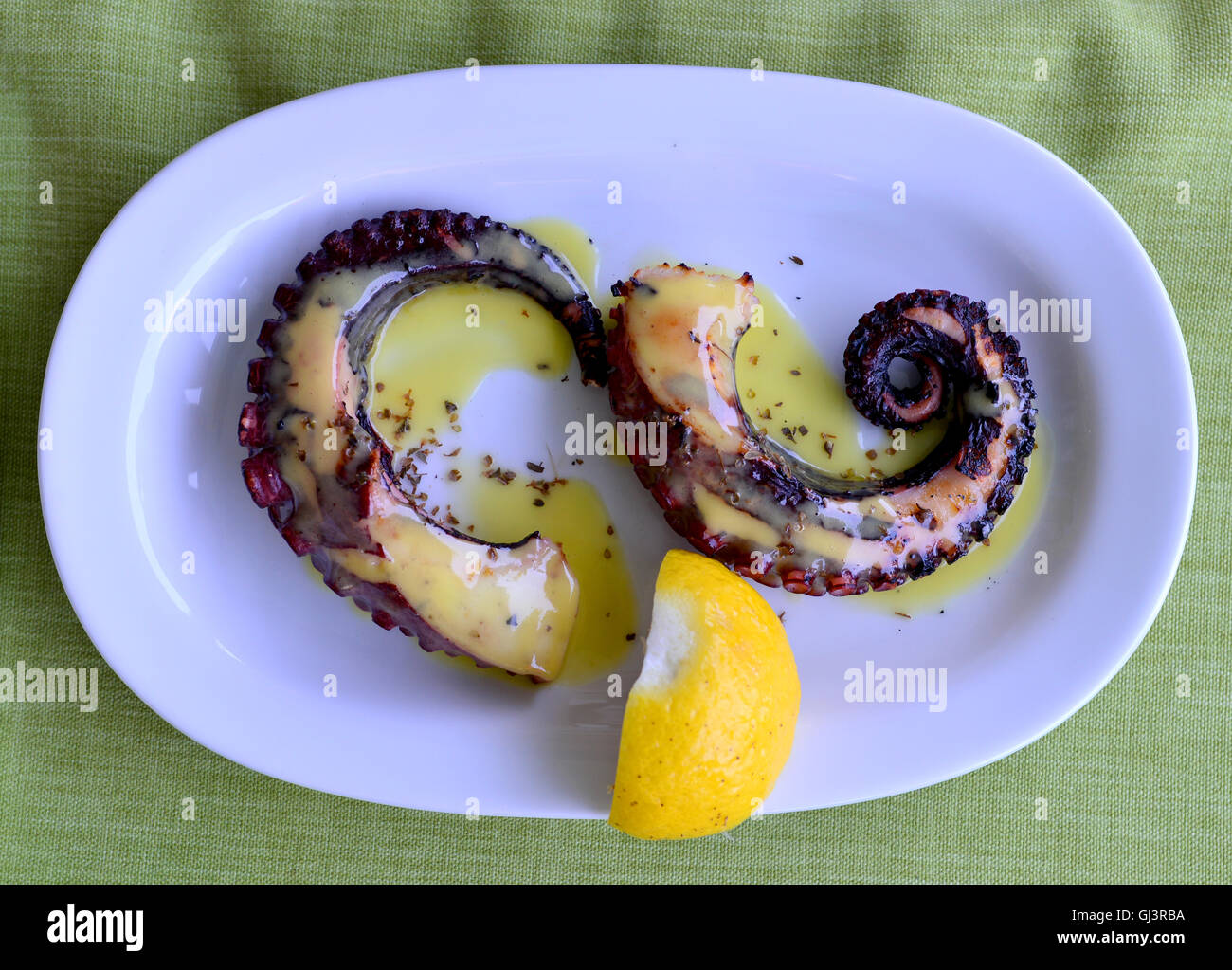 Ristorante di pesce tentacolo di polipo dettaglio della piastra Foto Stock