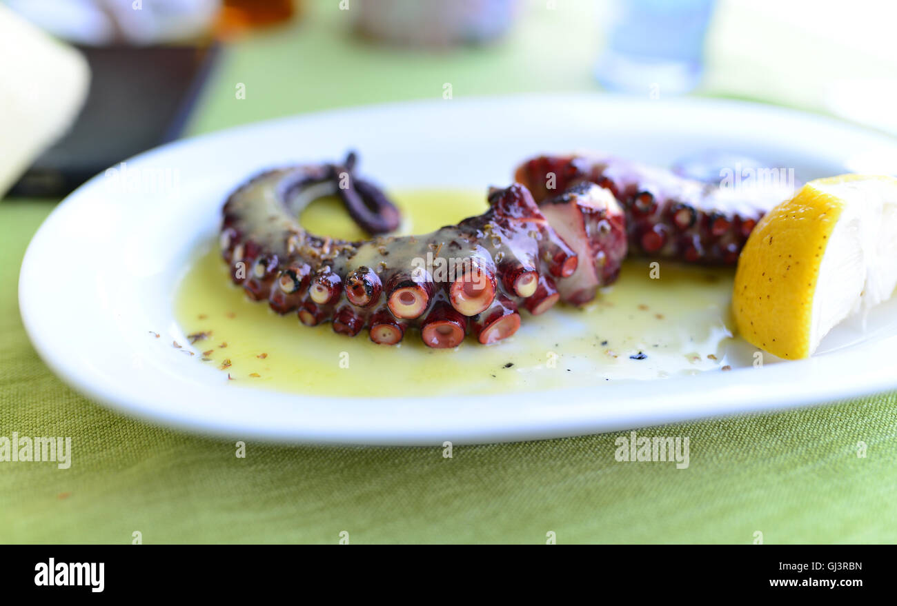 Ristorante di pesce tentacolo di polipo dettaglio della piastra Foto Stock