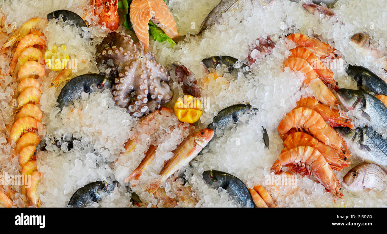 Frutti di mare freschi di mercato display di ghiaccio con pesce Foto Stock