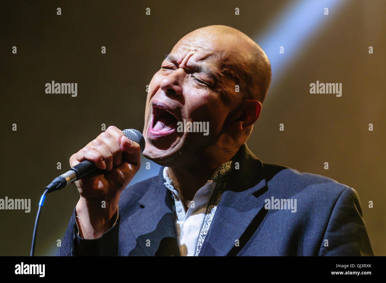 Belfast, Irlanda del Nord. 11 ago 2016 - Roland Lee dono, ex cantante di belle giovani cannibali, suona presso il Feile un Phobail. Foto Stock