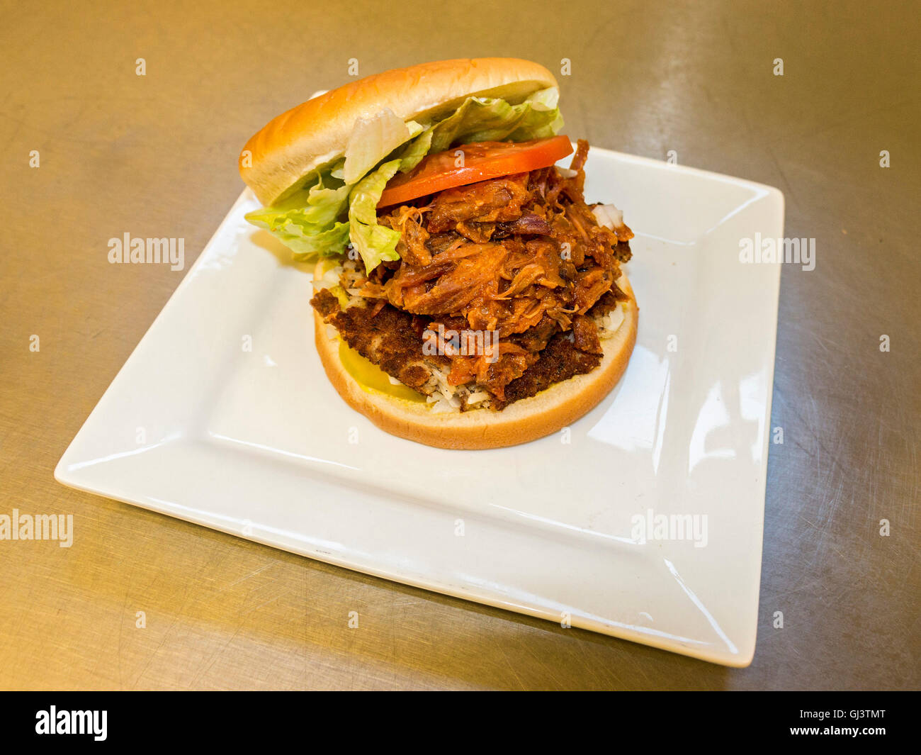 Gaudidoun burger di B & o la cucina e negozio di generi alimentari. Tirate la carne di maiale con salsa barbecue, boudin palle e burger fixins su un panino. SW Louisia Foto Stock