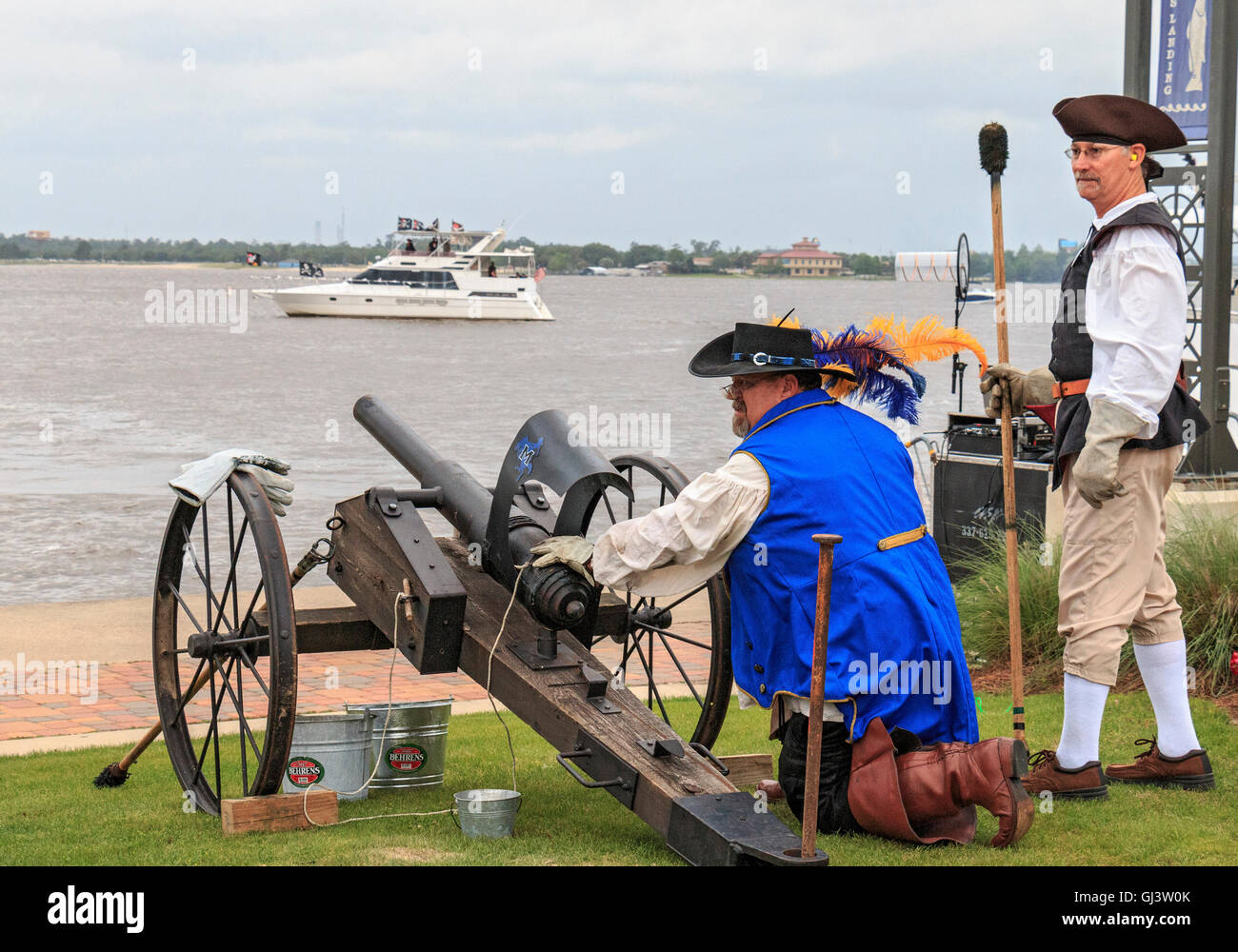 I pirati shoot off canon durante i giorni di contrabbando in Lake Charles, Louisiana, celebrando i giorni del pirata Jean Lafitte. Foto Stock