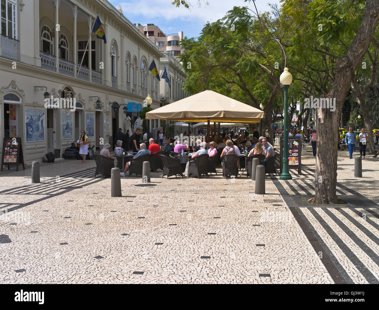 dh Avenida Arriaga FUNCHAL MADEIRA persone relax caffè all'aperto turistico città strada Foto Stock