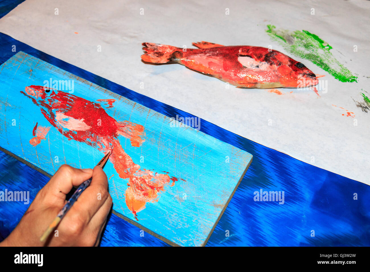 La pittura di pesce presso l'Arts' desiderio in Lake Charles. Dipingi il pesce e poi di trasferire l'immagine (un po' come uno stencil) su carta, Foto Stock