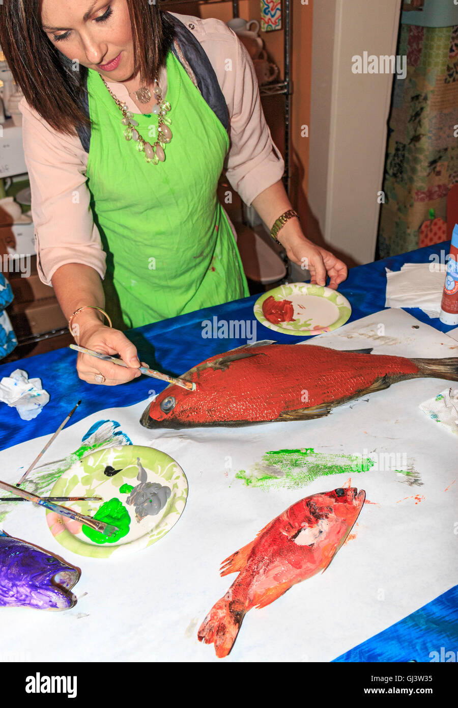 La pittura di pesce presso l'Arts' desiderio in Lake Charles. Dipingi il pesce e poi di trasferire l'immagine (un po' come uno stencil) su carta, Foto Stock