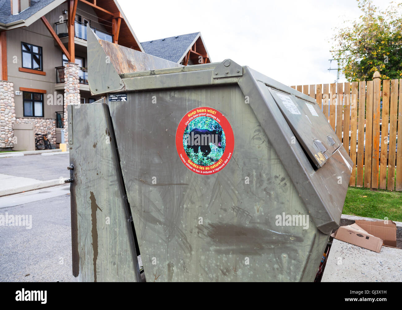 Un segno su un orso prova immondizia o spazzatura Jasper Alberta Canada Foto Stock