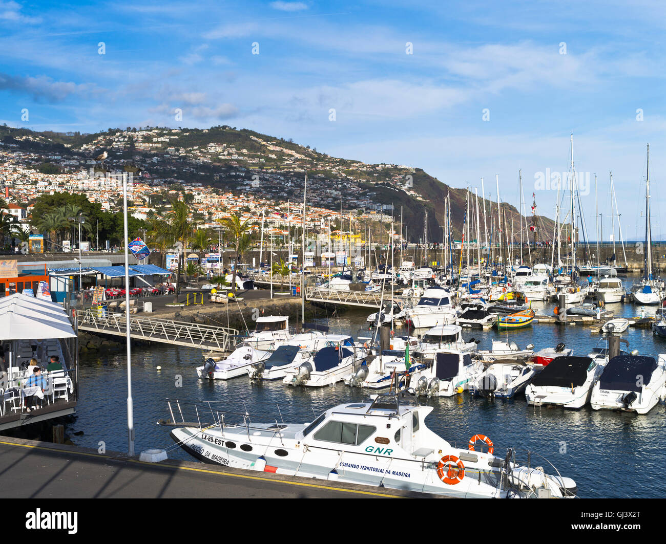 Dh porto di Funchal Funchal Madeira persone cafe Funchal porto marina yachts barche Foto Stock