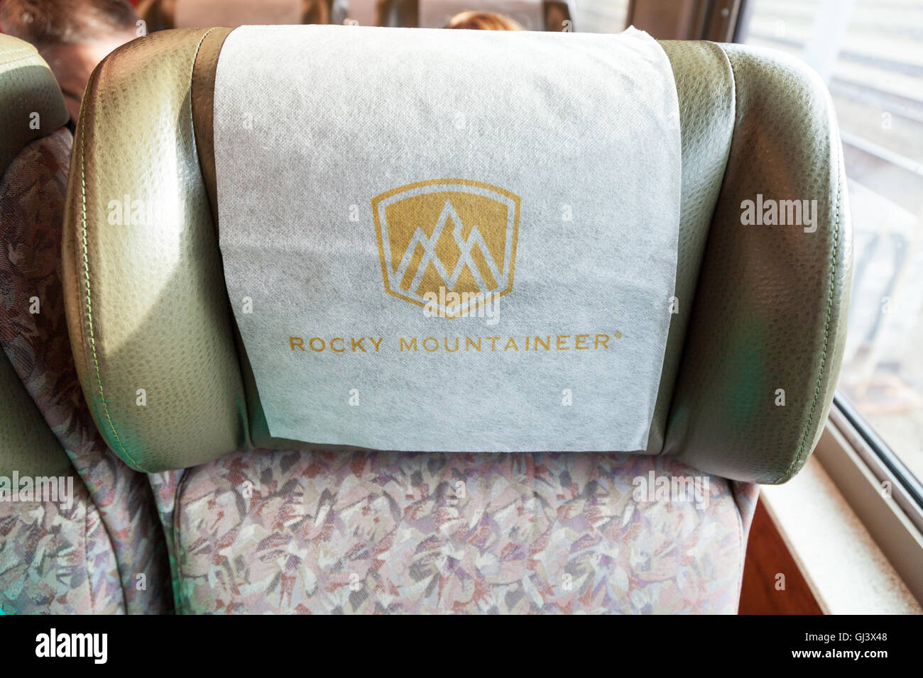 Rocky Mountaineer logo su una sede di appoggio della testa sul treno Foto Stock