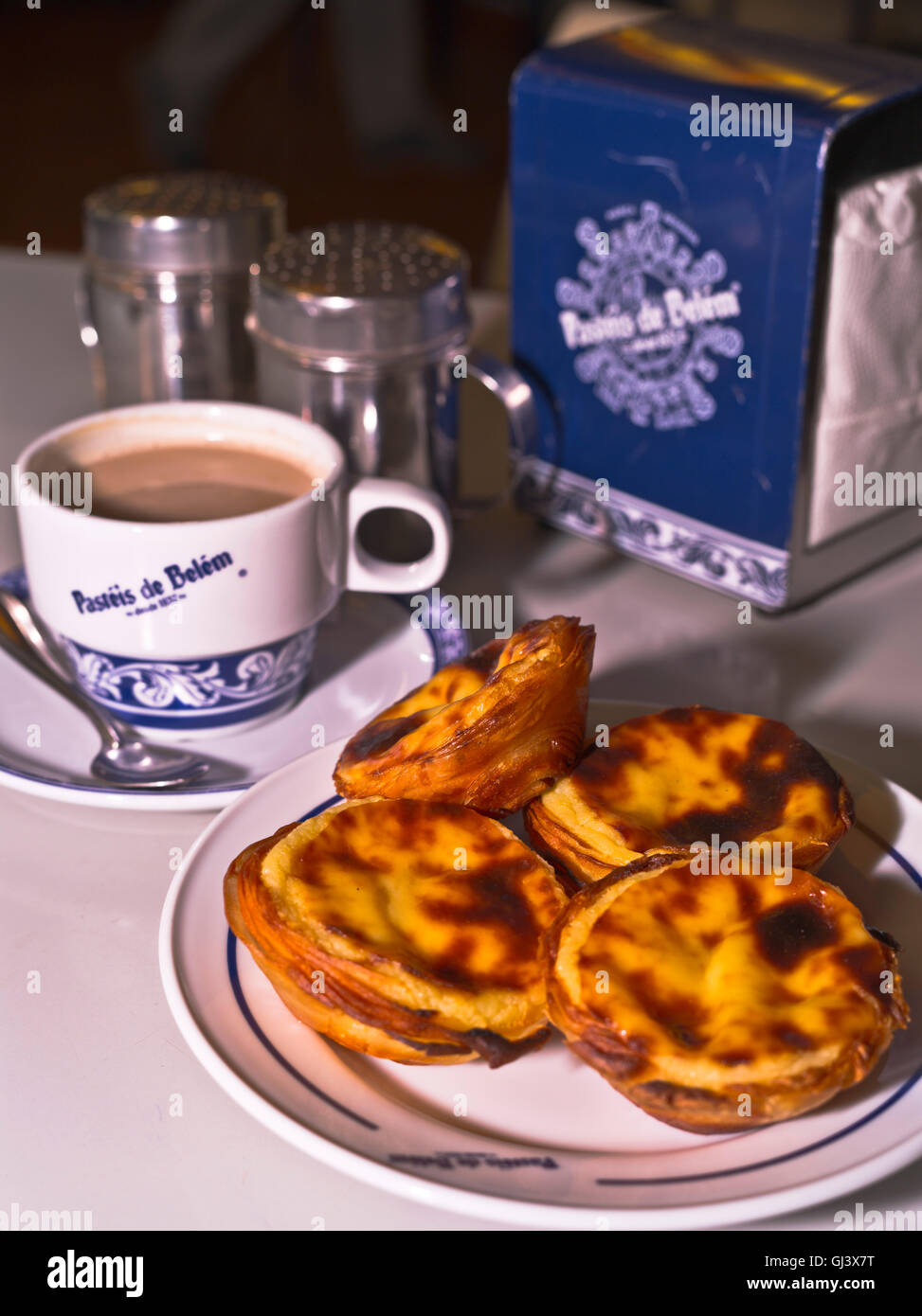 Dh Belem LISBONA PORTOGALLO Cafe Pasteis de Belem famosa crema pasticcera crostate tazza di caffè tart mangiare Foto Stock