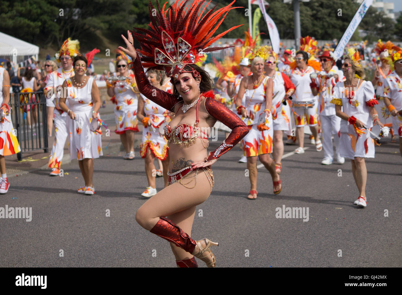 Jersey, Isole del Canale, UK. 11 Agosto, 2016. Ballerini di strada lungo il percorso della parata del Jersey Battaglia dei Fiori 2016 Credit: galleria immagini2/Alamy Live News Foto Stock