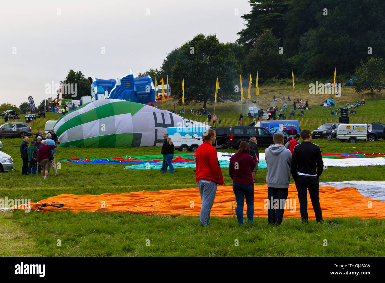 Bristol, Regno Unito. 12 Ago, 2016. La messa del mattino salita viene annullato al Bristol Balloon Fiesta a causa di raffiche di vento, comunque molti dei palloni sono rimasti per un tethered display. Credito: Elizabeth Nunn/Alamy Live News Foto Stock