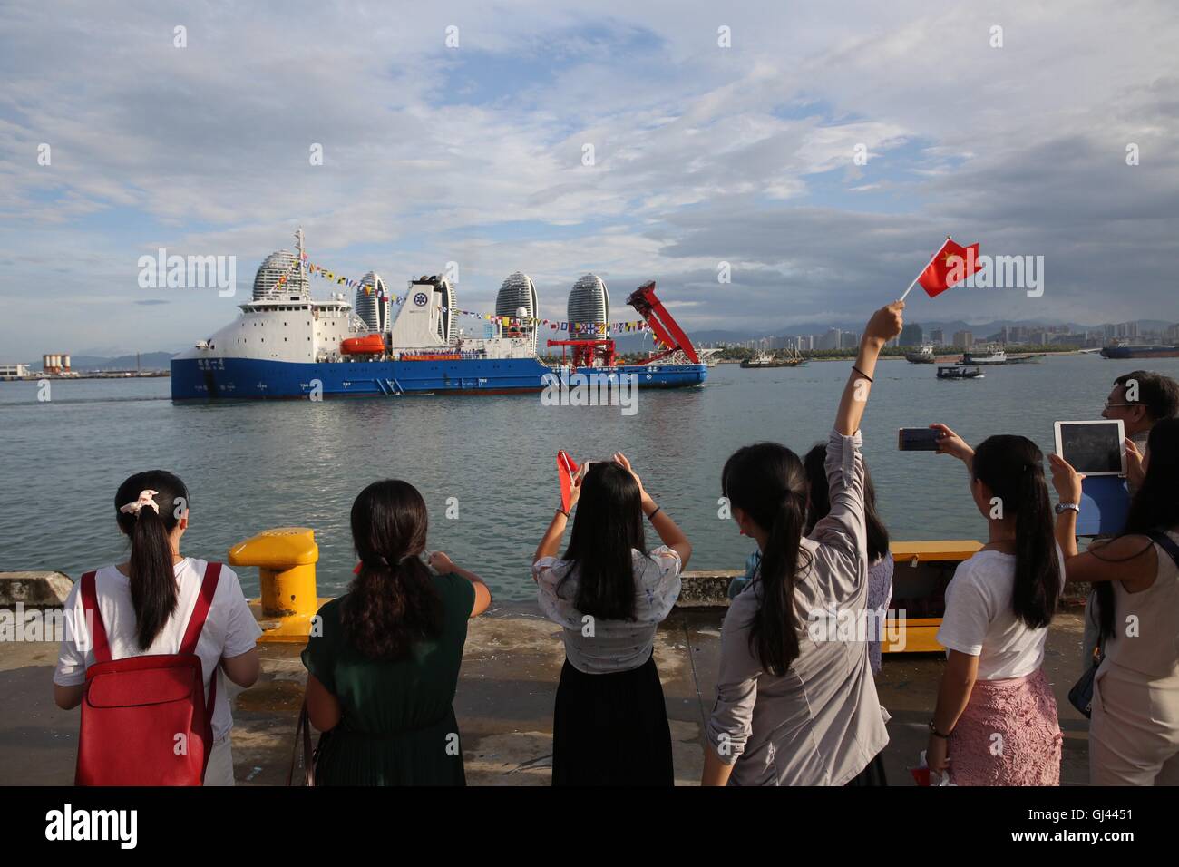 (160812) -- SANYA, Agosto 12, 2016 (Xinhua) -- la Cina del deep-sea sommergibili nave madre, Tansuo-1, ritorna a Sanya in Cina del sud della provincia di Hainan, Agosto 12, 2016. Tansuo-1 restituito da Sanya il venerdì dopo aver completato con successo il suo viaggio inaugurale per la trincea di Mariana. La nave madre portato 60 ricercatori ed equipaggio nonché un 10.000 metri di dazi autonomi controllati a distanza sommergibili, a 9 mila metri di oceano-sismometrica inferiore e altri sul mercato interno realizzato dispositivi. La sinistra Sanya il 22 giugno per la trincea di Marianne spedizione. (Xinhua/Jin Liwang) (wyl) Foto Stock