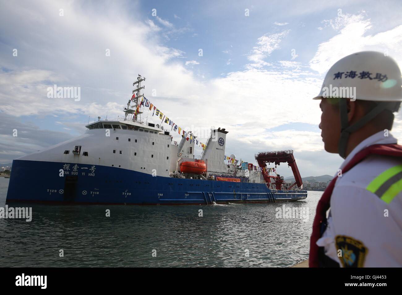 (160812) -- SANYA, Agosto 12, 2016 (Xinhua) -- la Cina del deep-sea sommergibili nave madre, Tansuo-1, ritorna a Sanya in Cina del sud della provincia di Hainan, Agosto 12, 2016. Tansuo-1 restituito da Sanya il venerdì dopo aver completato con successo il suo viaggio inaugurale per la trincea di Mariana. La nave madre portato 60 ricercatori ed equipaggio nonché un 10.000 metri di dazi autonomi controllati a distanza sommergibili, a 9 mila metri di oceano-sismometrica inferiore e altri sul mercato interno realizzato dispositivi. La sinistra Sanya il 22 giugno per la trincea di Marianne spedizione. (Xinhua/Jin Liwang) (wyl) Foto Stock