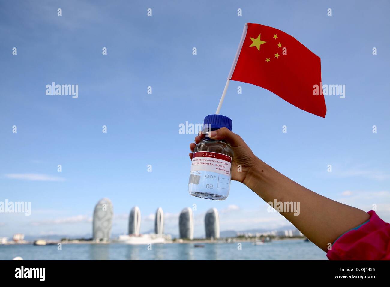 (160812) -- SANYA, Agosto 12, 2016 (Xinhua) -- un ricercatore mostra campione di acqua dal profondo sul mare della Cina di deep-sea sommergibili nave madre, Tansuo-1, di Sanya, Cina del sud della provincia di Hainan, Agosto 12, 2016. Tansuo-1 restituito da Sanya il venerdì dopo aver completato con successo il suo viaggio inaugurale per la trincea di Mariana. La nave madre portato 60 ricercatori ed equipaggio nonché un 10.000 metri di dazi autonomi controllati a distanza sommergibili, a 9 mila metri di oceano-sismometrica inferiore e altri sul mercato interno realizzato dispositivi. La sinistra Sanya il 22 giugno per la trincea di Marianne spedizione. (Xinhua/Jin Liwang) (wyl) Foto Stock