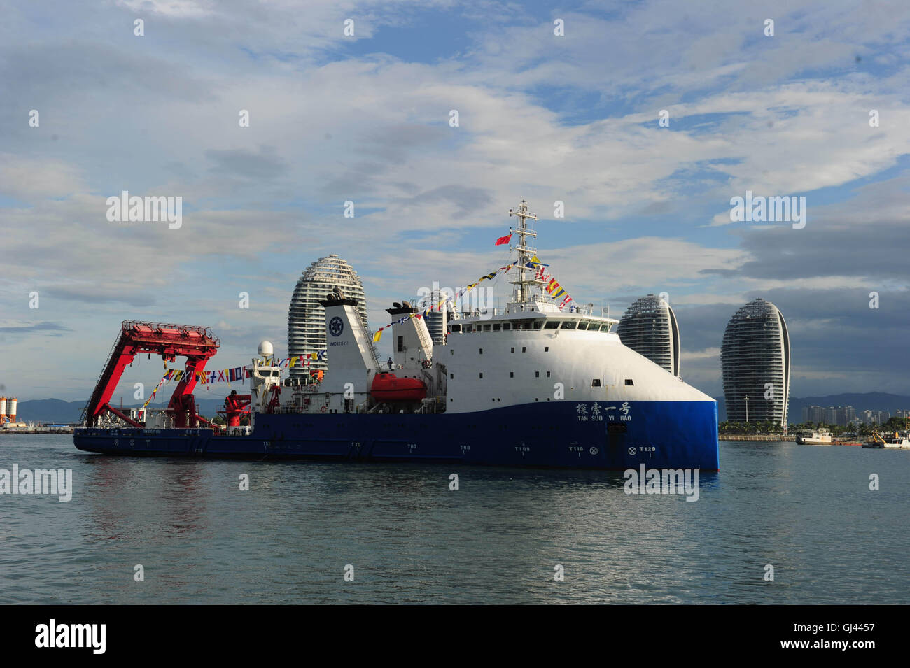 (160812) -- SANYA, Agosto 12, 2016 (Xinhua) -- la Cina del deep-sea sommergibili nave madre, Tansuo-1, ritorna a Sanya in Cina del sud della provincia di Hainan, Agosto 12, 2016. Tansuo-1 restituito da Sanya il venerdì dopo aver completato con successo il suo viaggio inaugurale per la trincea di Mariana. La nave madre portato 60 ricercatori ed equipaggio nonché un 10.000 metri di dazi autonomi controllati a distanza sommergibili, a 9 mila metri di oceano-sismometrica inferiore e altri sul mercato interno realizzato dispositivi. La sinistra Sanya il 22 giugno per la trincea di Marianne spedizione. (Xinhua/Sha Xiaofeng) (wyl) Foto Stock