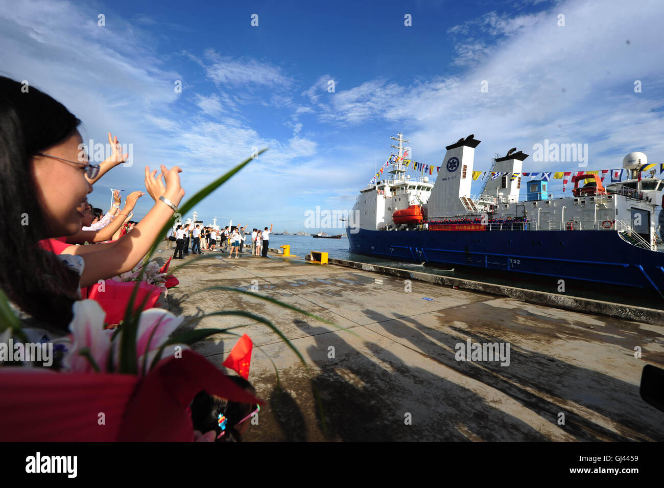 (160812) -- SANYA, Agosto 12, 2016 (Xinhua) -- la Cina del deep-sea sommergibili nave madre, Tansuo-1, ritorna a Sanya in Cina del sud della provincia di Hainan, Agosto 12, 2016. Tansuo-1 restituito da Sanya il venerdì dopo aver completato con successo il suo viaggio inaugurale per la trincea di Mariana. La nave madre portato 60 ricercatori ed equipaggio nonché un 10.000 metri di dazi autonomi controllati a distanza sommergibili, a 9 mila metri di oceano-sismometrica inferiore e altri sul mercato interno realizzato dispositivi. La sinistra Sanya il 22 giugno per la trincea di Marianne spedizione. (Xinhua/Sha Xiaofeng) (wyl) Foto Stock