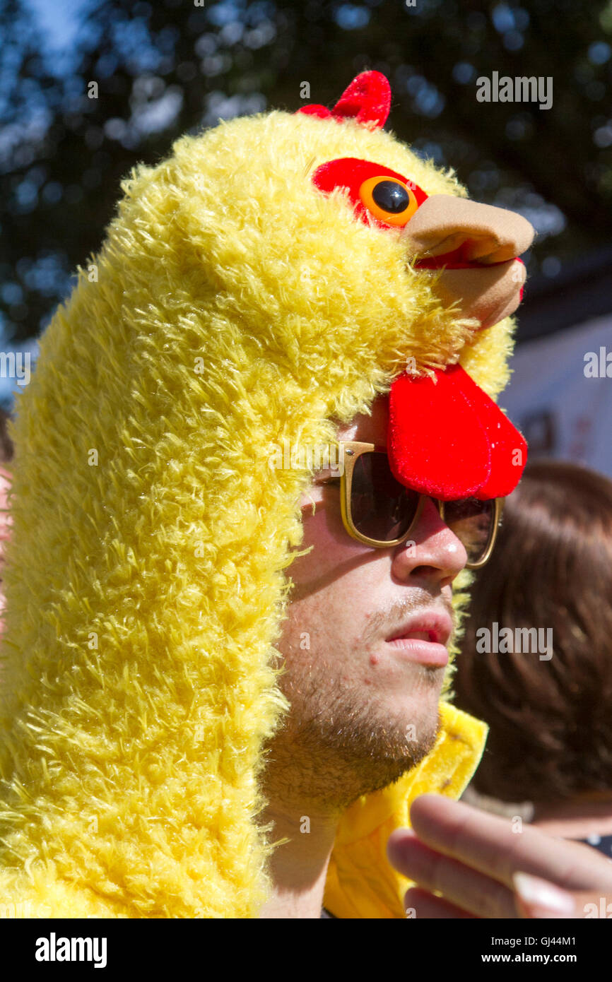 Vauxhall Londra, Regno Unito. 12 Ago, 2016. Tifosi di cricket indossando tute di pollo arrivano il giorno 2 del quarto test match tra Inghilterra e Pakistan alla Kia ovale in Vauxhall Credito: amer ghazzal/Alamy Live News Foto Stock