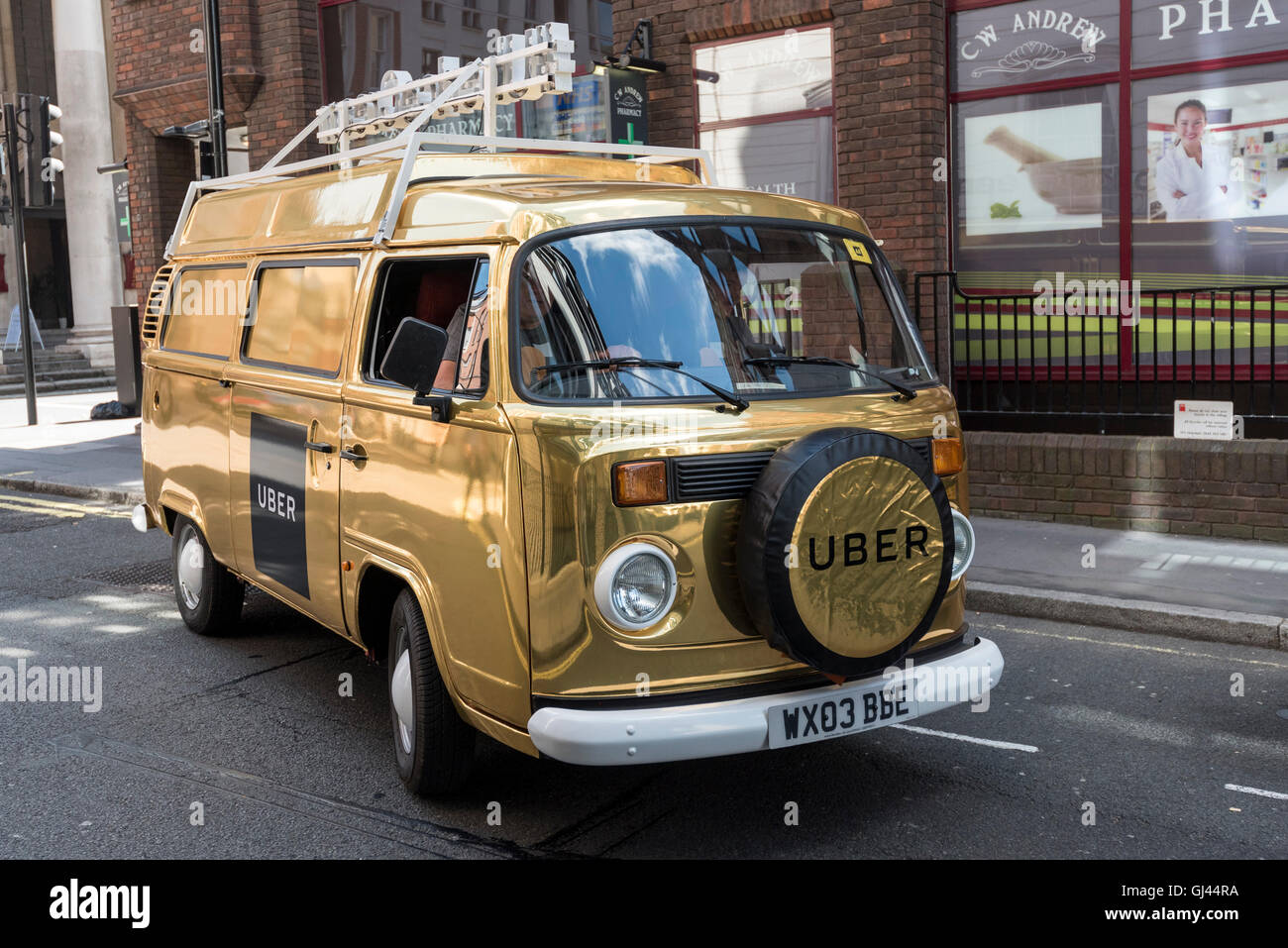 Londra, Regno Unito. Il 12 agosto 2016. Un colore oro VW camper,  contrassegnato come un uber ice cream van, è visto a Mayfair. Gli utenti di  UBER della nuova ordinazione alimentare app,
