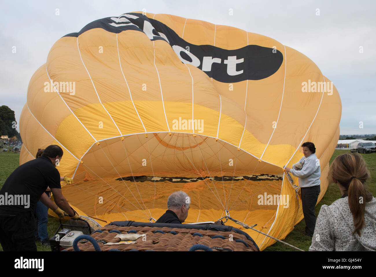 Bristol, Regno Unito. 12 Agosto, 2016. Bristol.La messa del mattino salita al Bristol Balloon Fiesta 2016 Credit: beata cosgrove/Alamy Live News Foto Stock