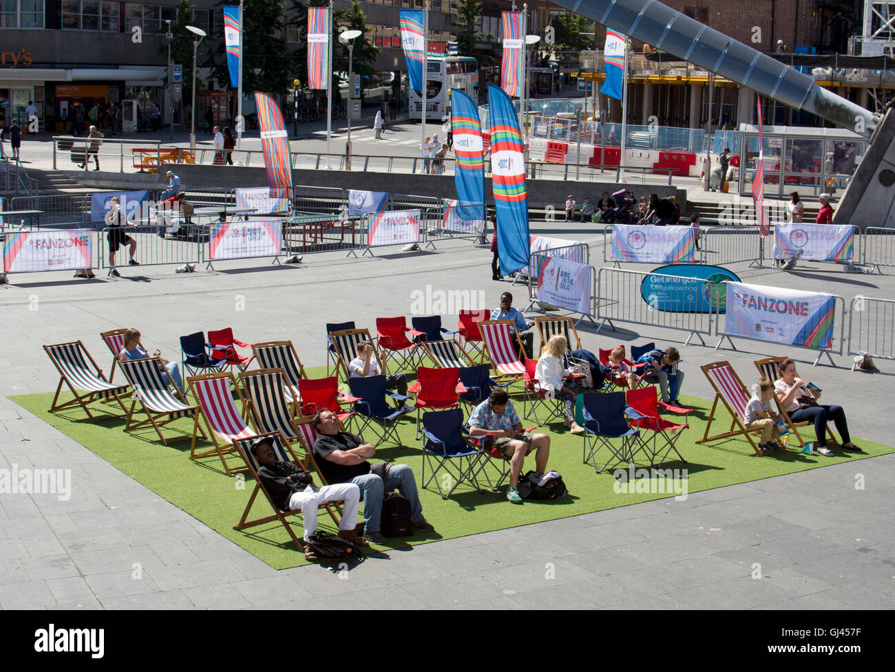 Coventry, Regno Unito. 12 Agosto, 2016. Regno Unito Meteo. Persone godere il caldo clima soleggiato mentre guardando il grande schermo nel Rio Olimpiadi Fanzone in luogo del millennio in Coventry city centre. Credito: Colin Underhill/Alamy Live News Foto Stock