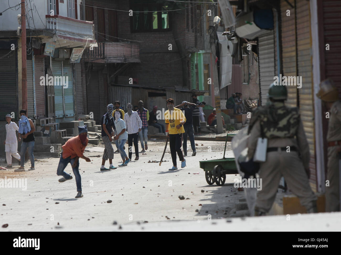 (160812) -- SRINAGAR, Agosto 12, 2016 (Xinhua) -- manifestanti si scontrano con indiano troopers paramilitari e polizia durante una manifestazione di protesta a Srinagar, capitale estiva di Indiano-Kashmir controllata, e il agosto 12, 2016. Oltre 60 persone sono state uccise e migliaia di feriti in disordini poiché l uccisione di 22-anno-vecchio militante Burhan Wani dalle forze di sicurezza il mese scorso in indiano-Kashmir controllata. (Xinhua/Javed Dar) (zjy) Foto Stock