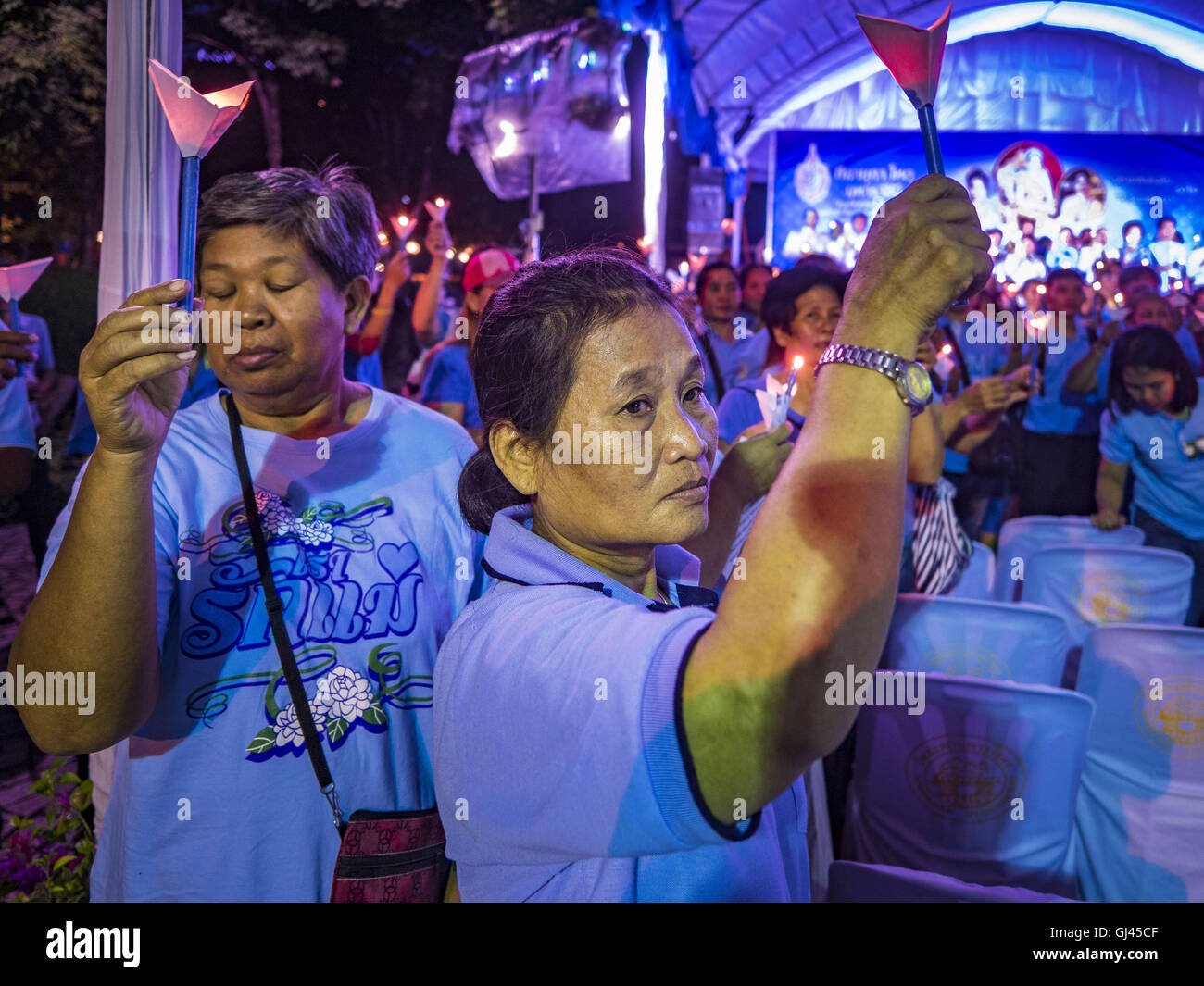 Bangkok, Bangkok, Thailandia. 12 Ago, 2016. Thais partecipare in una veglia a lume di candela in onore della regina Sirikit di Thailandia. I thailandesi hanno celebrato la regina il compleanno venerdì. Queen Sirikit di Thailandia, è nata la mamma Rajawongse Sirikit Kitiyakara il 12 agosto 1932. Ha sposato Bhumibol Adulyadej, Re della Thailandia (Rama IX) nel 1950. Egli è il più longevo monarca in tutto il mondo e lei è più longevo consorte di un monarca. Credito: ZUMA Press, Inc./Alamy Live News Foto Stock