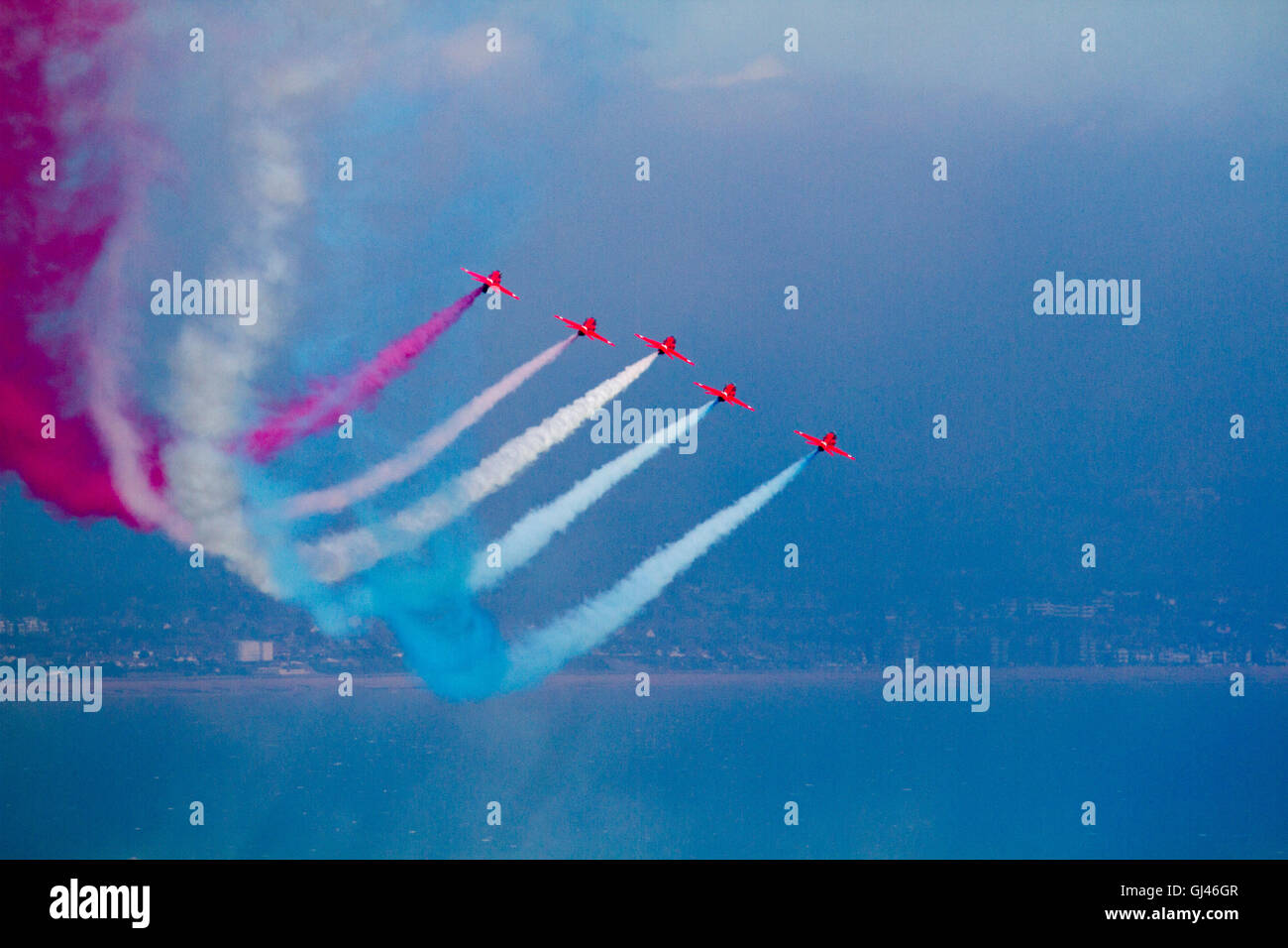 Eastbourne, Regno Unito. 12 Ago, 2016. Giorno 2 dell'Airshow di Eastbourne prende il via con le frecce rosse sul lungomare. Airbourne, come è noto, viene eseguito per 4 giorni e culminerà domenica 14 agosto: Credito Ed Brown/Alamy Live News Foto Stock