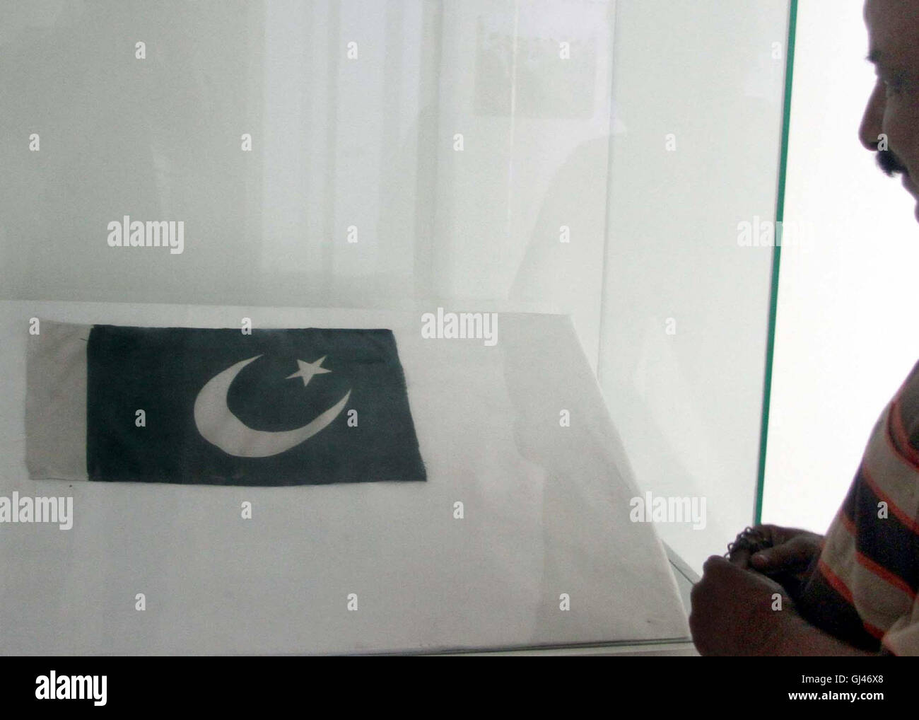 Il primo progettato Pakistan bandiera che è stato presentato da Liaquat Ali Khan all apertura dell Assemblea Costituente del nuovo stato di Karachi, 13 agosto 1947, conservata presso il Museo Nazionale, a Karachi il Venerdì, 12 agosto 2016. Foto Stock
