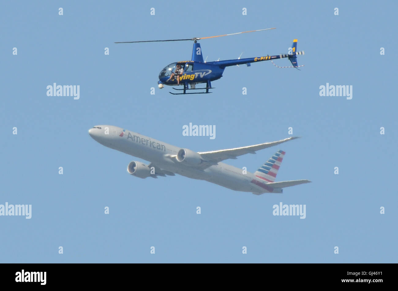 FlyingTV Robinson R44 elicottero a filmare il 2016 Red Bull Air Race Series presso il Royal Ascot Racecourse con American Airlines piano uscire Heathrow Foto Stock