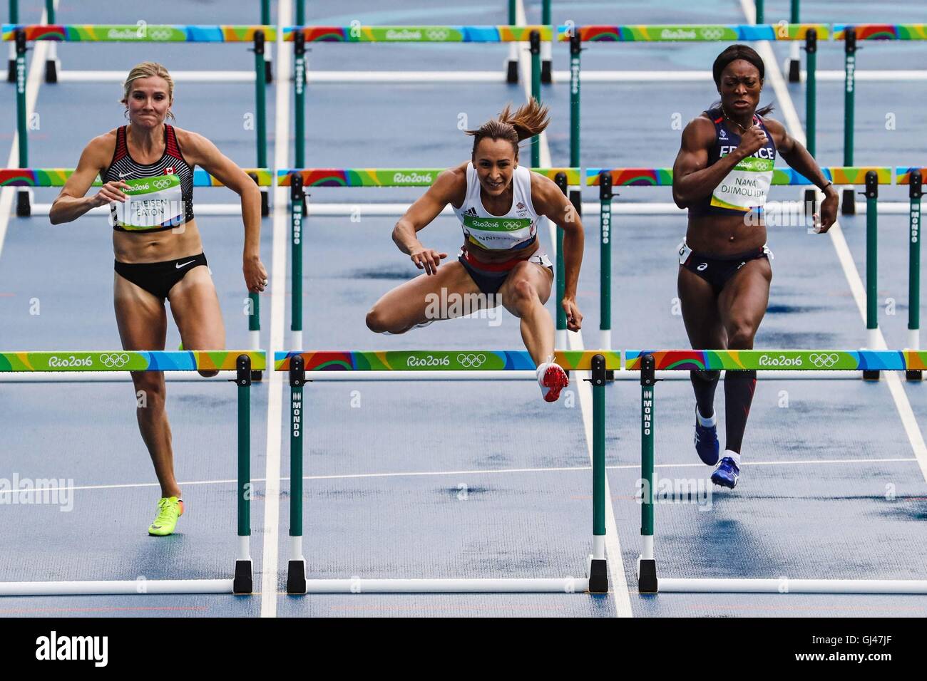 Rio de Janeiro, Brasile. 12 Agosto, 2016. Atletica - Brianne Theisen Eaton (CAN), Jessica Ennis-Hill (GBR) e Antonietta Nana Djimou (FRA) durante la disputa di 100m Eptathlon barriere in atletica Rio 2016 ultime Olimpiadi di Engenhão Stadium. Credito: Foto Arena LTDA/Alamy Live News Foto Stock