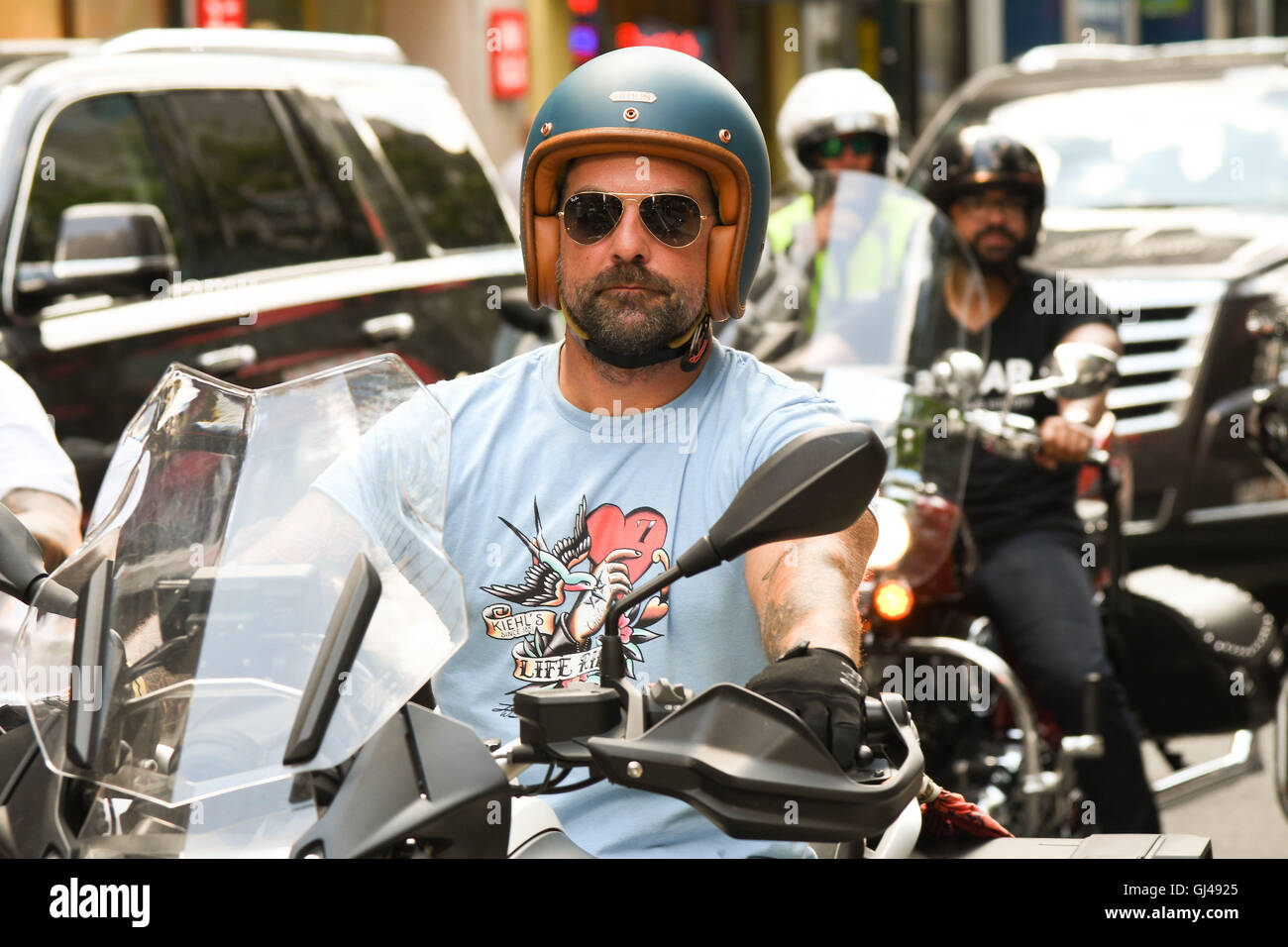 Philadelphia, Pennsylvania, USA. 12 Ago, 2016. ANTHONY CARRINO, TV ospite di cucina cugini, all'Kiehl's Philadelphia finale del settimo annuale di moto per la ricerca sull'aids. La celebrazione ha avuto luogo presso il Philadelphia Center City Store. © Ricky Fitchett/ZUMA filo/Alamy Live News Foto Stock