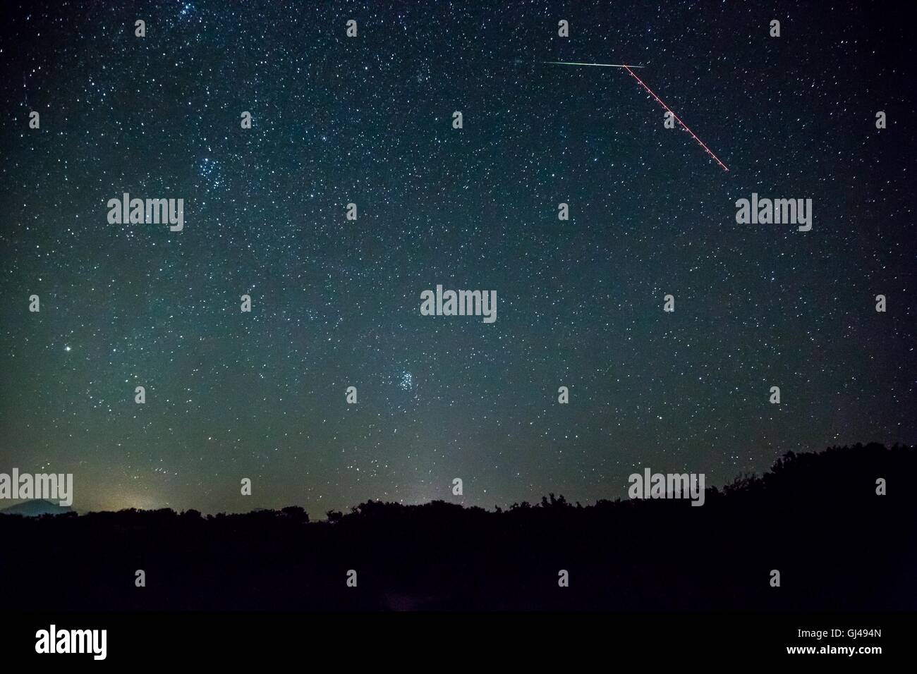 Naxos. 12 Ago, 2016. Il Perseid Meteor doccia è visto sopra il cielo dall'isola di Naxos in Grecia, su agosto 12, 2016. Stargazers rimasto sveglio nelle prime ore del mattino di venerdì per vedere lo spettacolare fenomeno annuale che ha raggiunto il suo picco il 12 agosto di quest'anno. Credito: Lefteris Partsalis/Xinhua/Alamy Live News Foto Stock