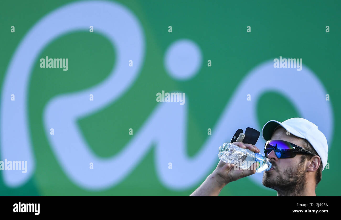 Rio De Janeiro, Brasile. 12 Ago, 2016. In Francia la Jean-Charles Valladont reagisce durante gli uomini individuale finale di tiro con l'arco al 2016 Rio in occasione dei Giochi Olimpici di Rio de Janeiro, Brasile, su agosto 12, 2016. Jean-Charles Valladont ha vinto la medaglia d'argento. Credito: Wang Haofei/Xinhua/Alamy Live News Foto Stock