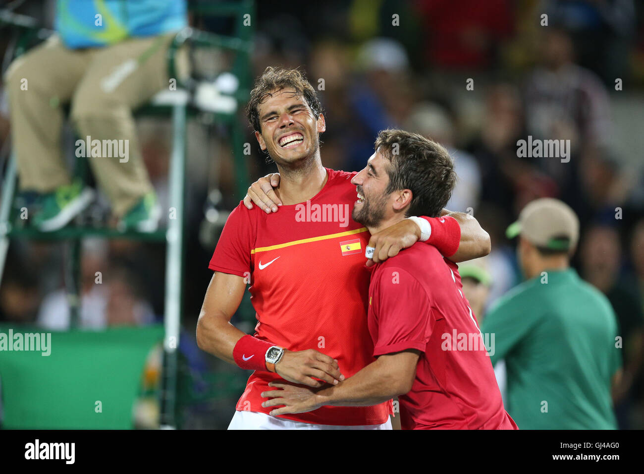 Rio De Janeiro, Rio de Janeiro, Brasile. 12 Ago, 2016. RJ - Olympic/giochi di tennis - Sport - Rafael Nadal e Marc Lopez di Spagna festeggiare la conquista la medaglia d'oro nel maschile di tennis doubles torneo di tennis presso il centro olimpico ai Giochi Olimpici di Rio de Janeiro 2016 in Brasile, questo sexta- Venerdì Credito: Geraldo Bubniak/ZUMA filo/Alamy Live News Foto Stock