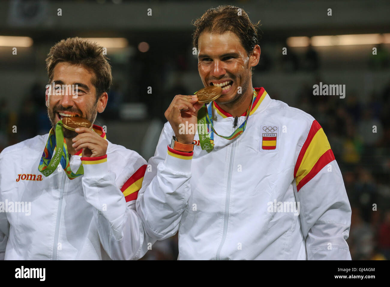 Rio De Janeiro, Rio de Janeiro, Brasile. 12 Ago, 2016. RJ - Olympic/giochi di tennis - Sport - Rafael Nadal e Marc Lopez di Spagna festeggiare la conquista la medaglia d'oro nel maschile di tennis doubles torneo di tennis presso il centro olimpico ai Giochi Olimpici di Rio de Janeiro 2016 in Brasile, questo sexta- Venerdì Credito: Geraldo Bubniak/ZUMA filo/Alamy Live News Foto Stock