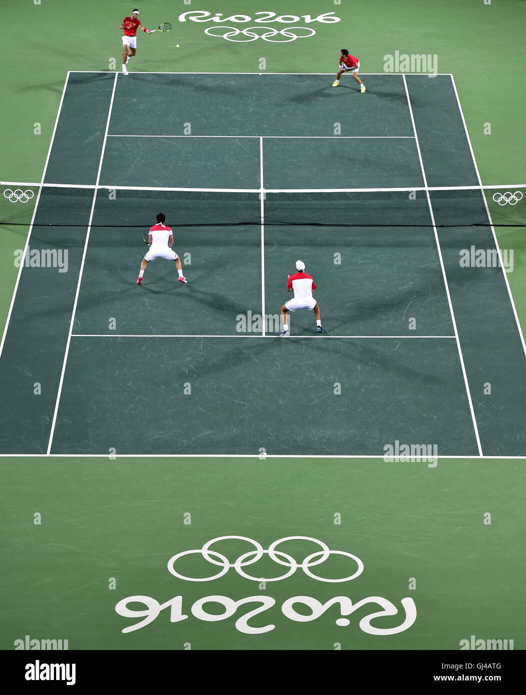 Rio De Janeiro, Brasile. 12 Ago, 2016. Rafael Nadal top (L) e Marc Lopez top (R) di Spagna competere durante la finale di uomini doppio tennis contro Florin Mergea e Horia Tecau della Romania al 2016 Rio in occasione dei Giochi Olimpici di Rio de Janeiro, Brasile, su agosto 12, 2016. Rafael Nadal e Marc Lopez ha vinto la medaglia d'oro. Credito: Yue Yuewei/Xinhua/Alamy Live News Foto Stock