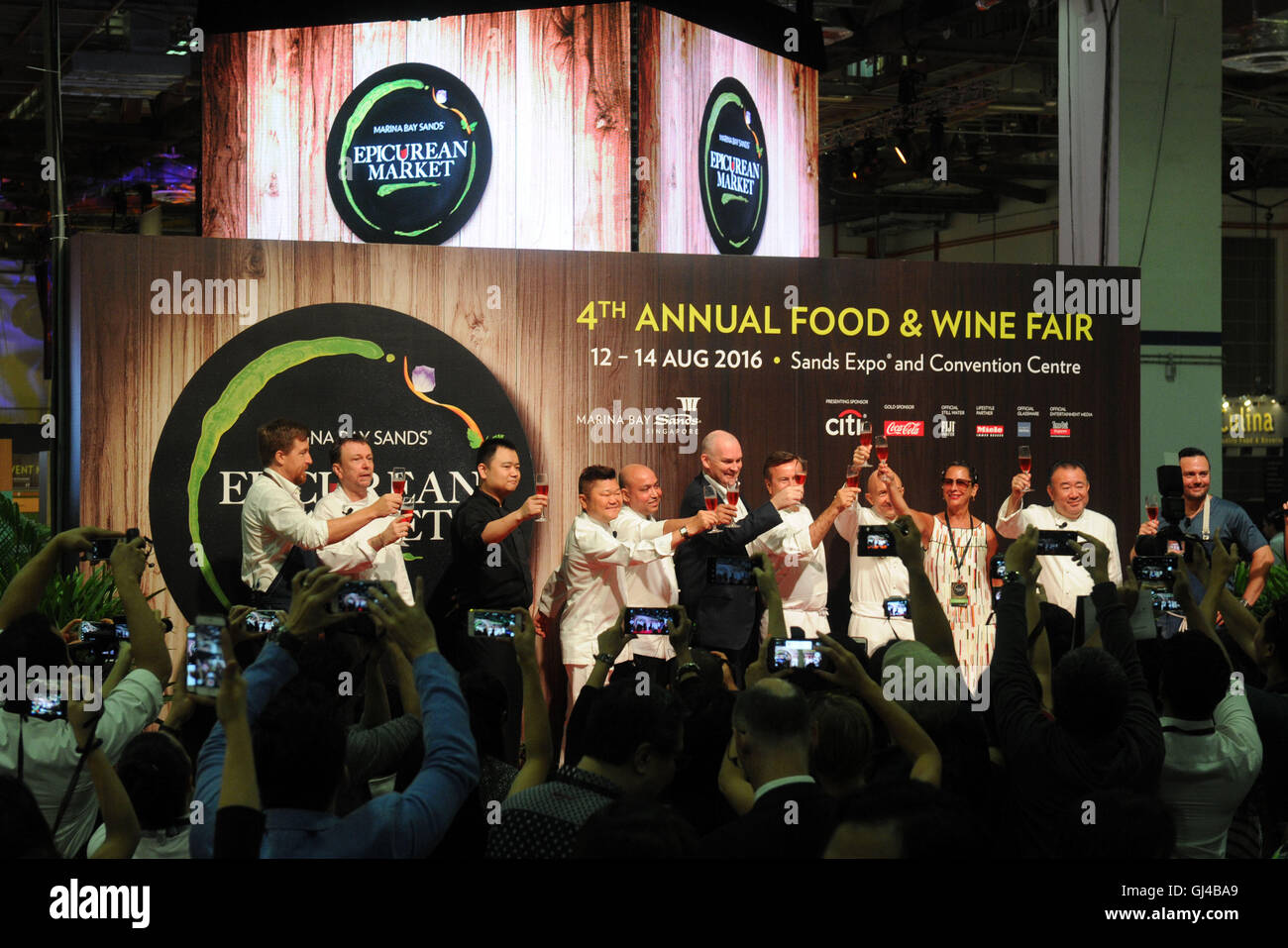 Singapore. 12 Ago, 2016. Famosi chef partecipare alla cerimonia di apertura del mercato epicuree tenutasi a Singapore il Marina Bay Sands Expo, Agosto 12, 2016. Il quarto mercato epicurea è trattenuto dal 12 agosto al 14 presso il Marina Bay Sands Expo. © poi Chih Wey/Xinhua/Alamy Live News Foto Stock