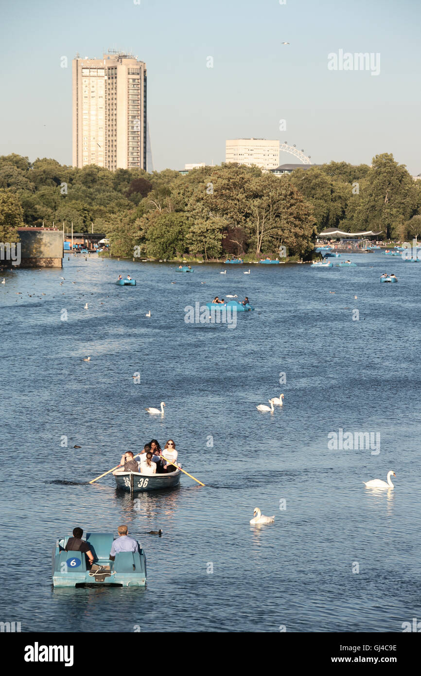 Londra, Regno Unito. 12 Ago, 2016. Una vista del lago a serpentina durante il recente clima in Hyde Park a Londra Credito: Roger Garfield/Alamy Live News Foto Stock