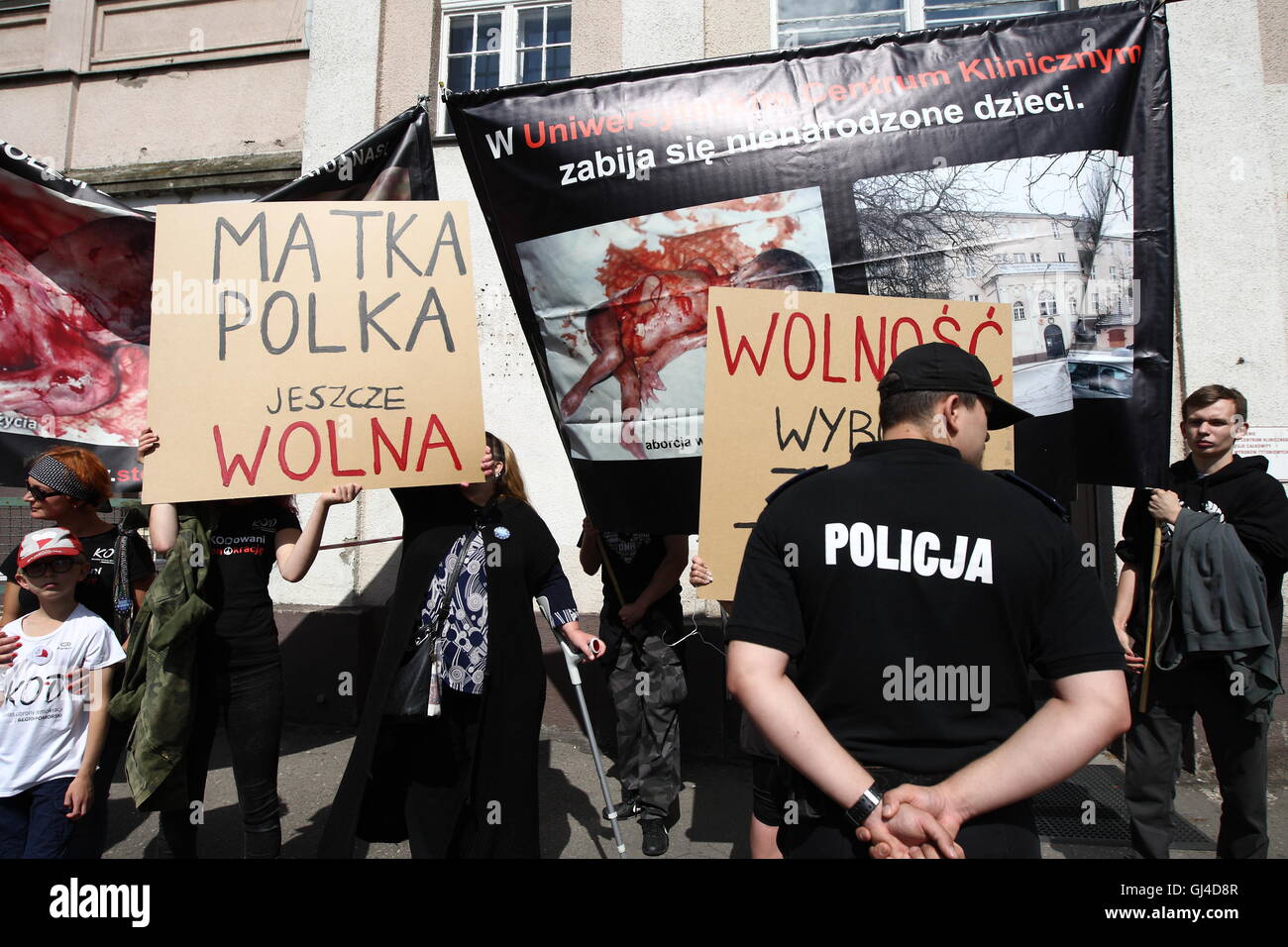 Gdansk, Polonia. 13 Ago, 2016. Due dimostrazioni - uno degli avversari inasprire leggi sull aborto in Polonia, gli altri - seguaci di un divieto totale di aborto da lontano a destra e la Chiesa cattolica ha incontrato le organizzazioni di fronte all'Ospedale Clinico di Danzica, dove vengono effettuati aborti legali. La destra ha riunito i banner con le foto di feti morti. I loro oppositori chiedevano libertà di scelta per le donne che vogliono fare un aborto legale. Credito: Michal Fludra/Alamy Live News Foto Stock