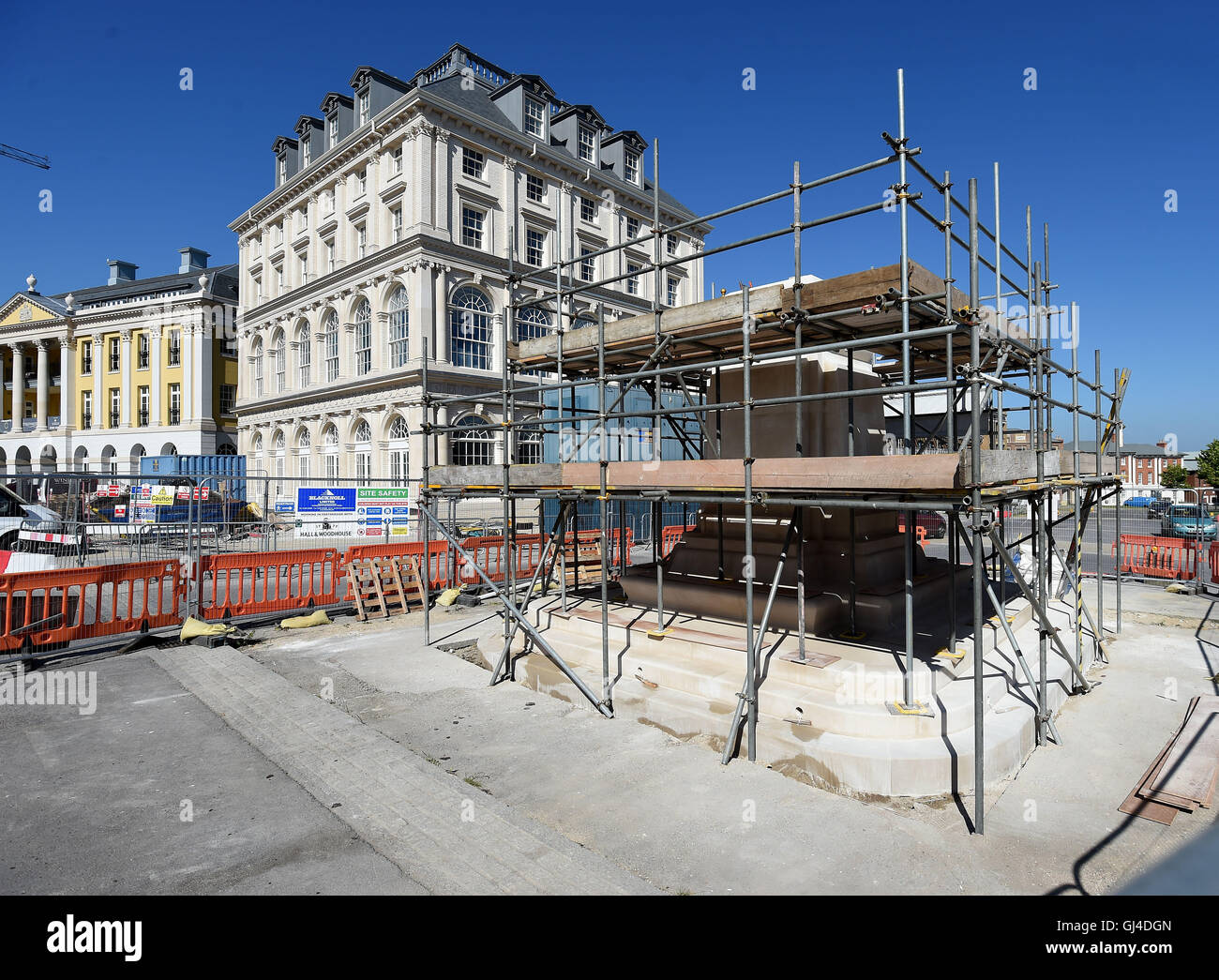 Poundbury, Dorset, Regno Unito Poundbury, Dorset, Regno Unito. 12 Ago, 2016. Zoccolo che visualizzerà una statua della regina madre accanto al pub, hotel e ristorante chiamato dopo la duchessa di Cornovaglia Credito: Dorset Media Service/Alamy Live News Foto Stock