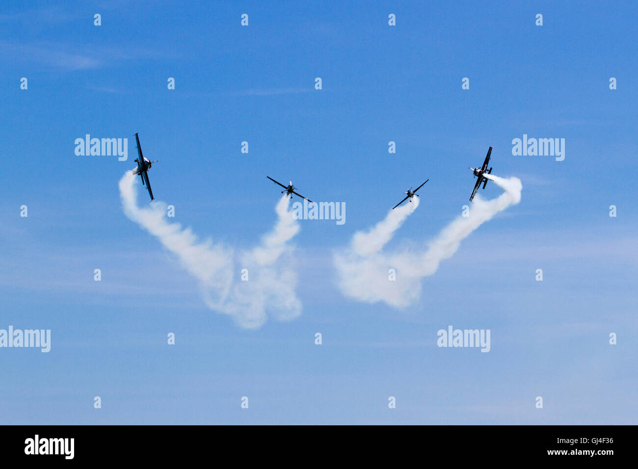 Eastbourne, Regno Unito. 13 Ago, 2016. Il giorno 3 dell'Airshow di Eastbourne prende il via con le lame sul lungomare. Airbourne, come è noto, viene eseguito per 4 giorni e culminerà domenica 14 agosto: Credito Ed Brown/Alamy Live News Foto Stock