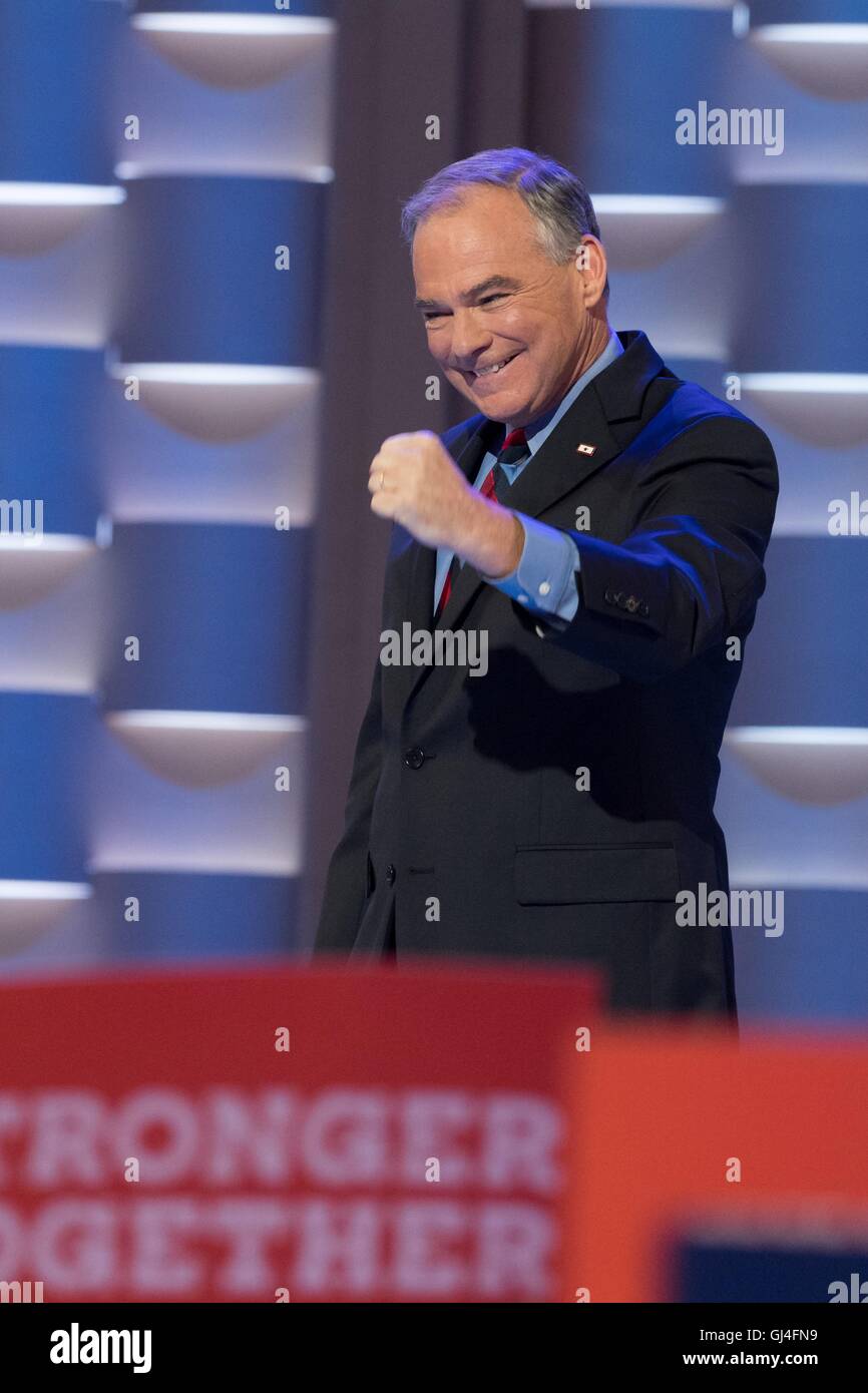 Il senatore Tim Kaine accetta i suoi partiti la nomina per il Vice Presidente il terzo giorno della Convenzione Nazionale Democratica presso la Wells Fargo Center Luglio 27, 2016 a Philadelphia, Pennsylvania. Foto Stock